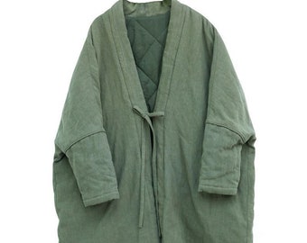 Veste kimono rembourrée longue surdimensionnée traditionnelle Haori pour femmes en lin coton vert militaire japonais Noragi | Union Indigo | Couture à la main