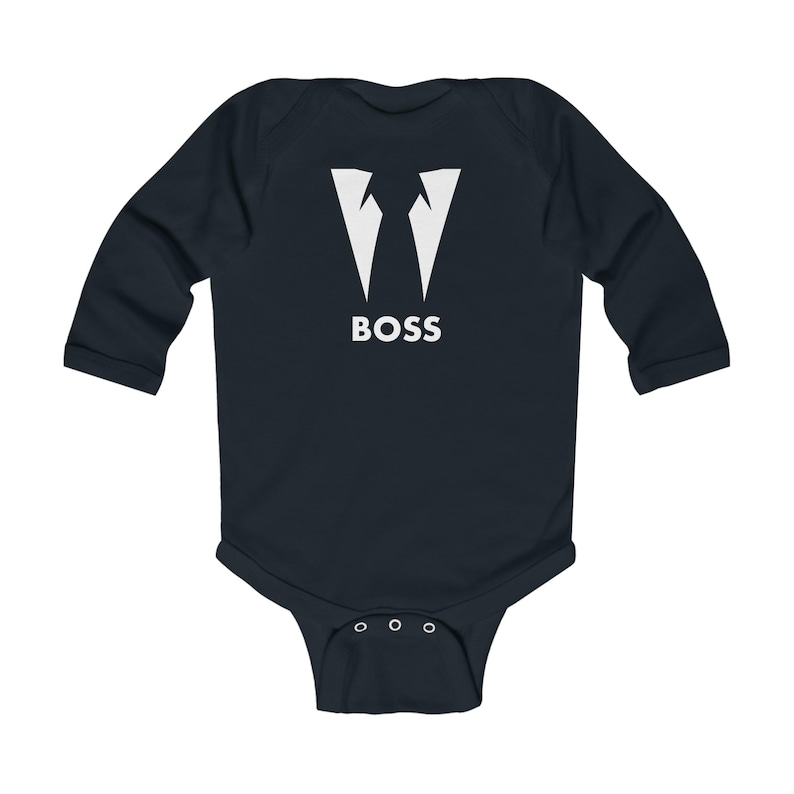 Puede incluir: Un body de beb&eacute; de manga larga azul oscuro con un gr&aacute;fico blanco de un cuello de esmoquin y la palabra "BOSS" debajo.