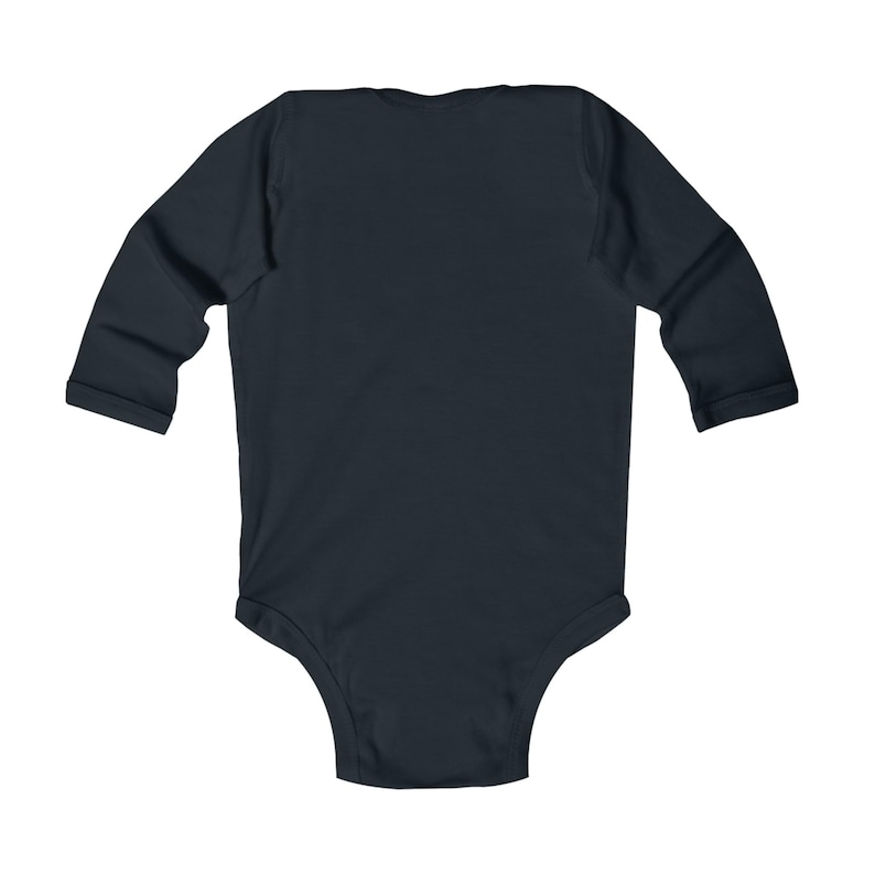 Puede incluir: Un body de beb&eacute; de manga larga de color azul oscuro. El body tiene cuello redondo y broches a presi&oacute;n en la parte inferior.