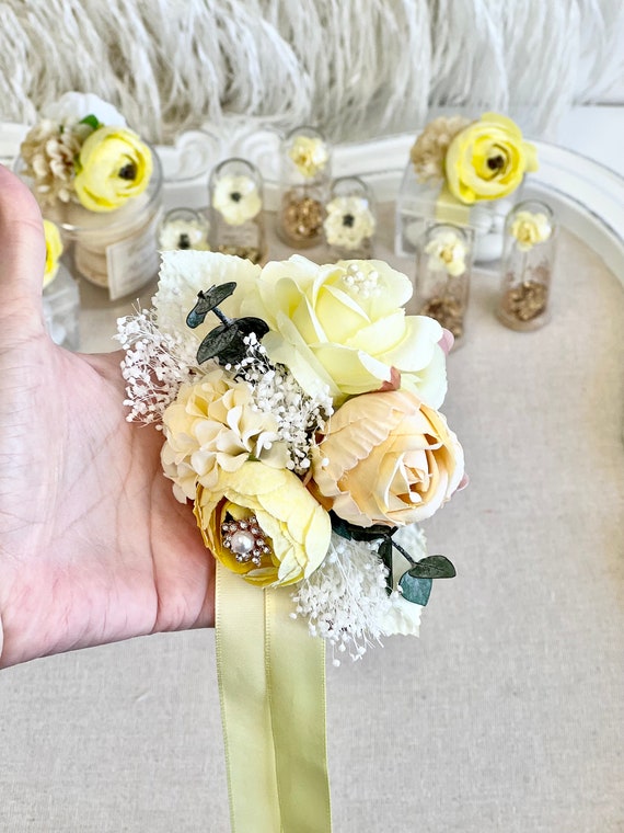 Corsage for yellow dress deals