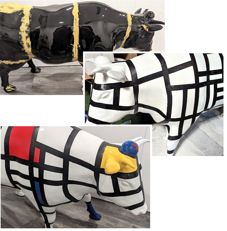 Op de afbeelding: Een verzameling decoratieve koeiensculpturen. E&eacute;n is zwart met gele strepen, een andere is wit met zwarte rasterlijnen en een derde heeft rode, blauwe en gele geometrische vormen. De sculpturen staan op een grijze ondergrond.