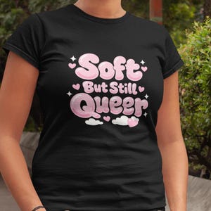 T-shirt Y2K Aesthetic Pride - Maglietta morbida ma comunque queer, moda queer pastello, Bella Canvas 3001, maglietta LGBTQ+ amore per se stessi, design con caratteri a bolle