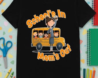 School’s In Mom’s Out Shirt – Lustiges Back to School Mama Shirt, Kaffee Liebhaber T-Shirt, First Day of School Geschenk