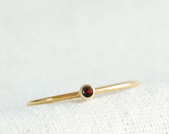 Anillo de piedra de nacimiento granate, anillo de piedra de nacimiento de enero, anillo de piedra de nacimiento minimalista