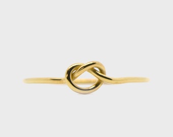 Anello d'oro con nodo d'amore