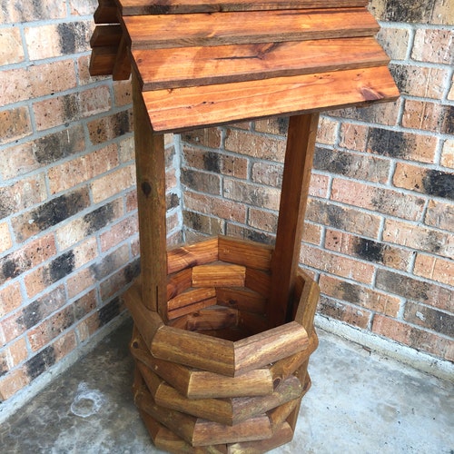 diy wishing well from pallets