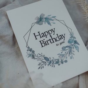Postkarte "Happy Birthday", Grußkarte Eukalyptus, Aquarell Karte gestempelt, Blumenkranz