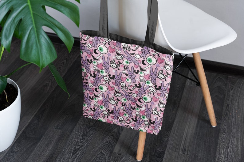 Pastel goth Tote Bag / halloween lindo dibujo animado oscuro espeluznante conejito globo ocular rockabilly / bolso lateral / estilo punk punk murciélagos calaveras imagen 4