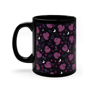 Goth gummiankor mugg | söt leksaksanka kawaii kusliga mörka spetsskallar fladdermöss rosor feminina lila | 315 g svart mugg bild 3