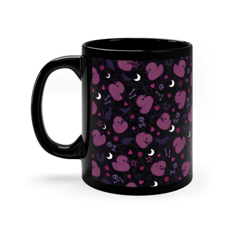 Goth gummiankor mugg | söt leksaksanka kawaii kusliga mörka spetsskallar fladdermöss rosor feminina lila | 315 g svart mugg bild 3