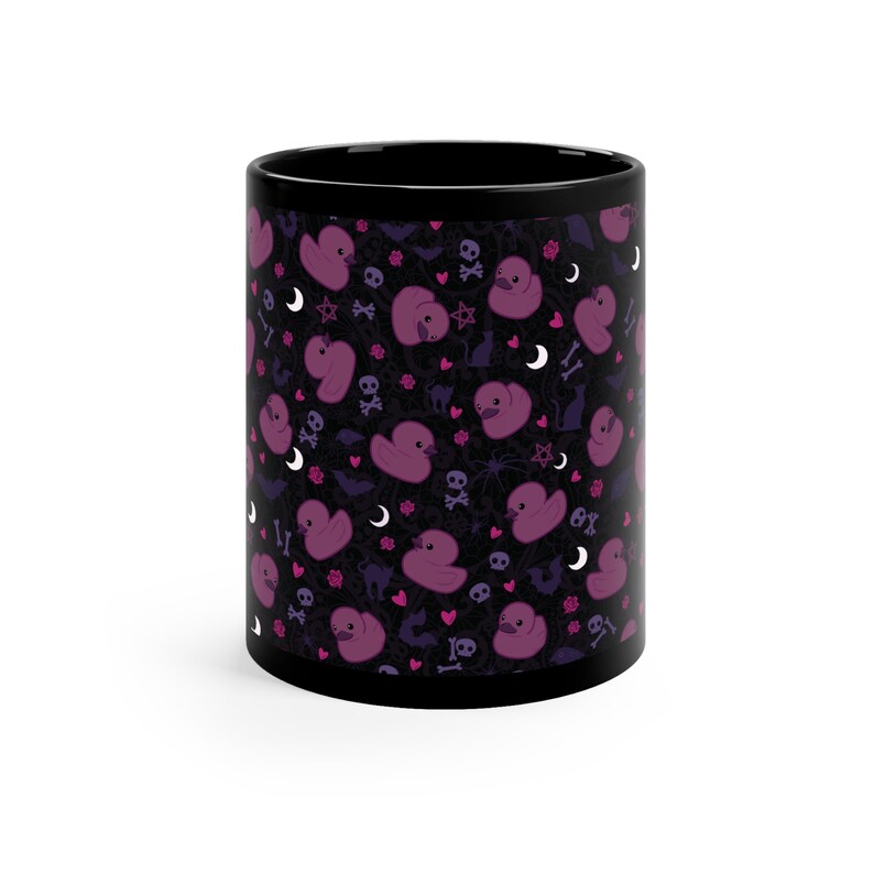 Goth gummiankor mugg | söt leksaksanka kawaii kusliga mörka spetsskallar fladdermöss rosor feminina lila | 315 g svart mugg bild 2