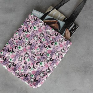 Pastel goth Tote Bag / halloween lindo dibujo animado oscuro espeluznante conejito globo ocular rockabilly / bolso lateral / estilo punk punk murciélagos calaveras imagen 3