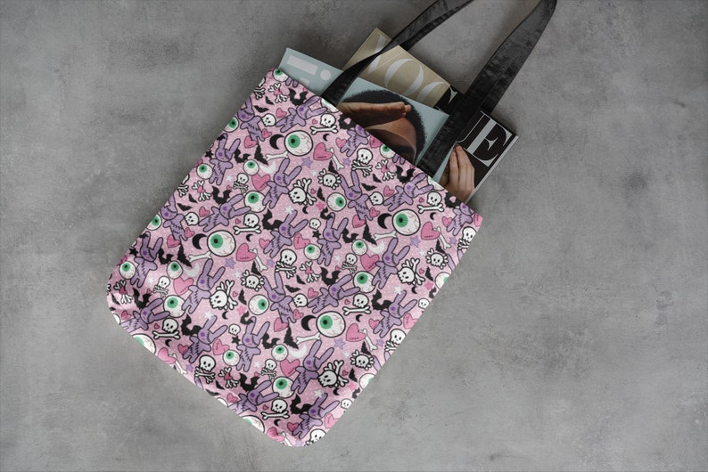 Pastel goth Tote Bag / halloween lindo dibujo animado oscuro espeluznante conejito globo ocular rockabilly / bolso lateral / estilo punk punk murciélagos calaveras imagen 3