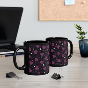 Goth gummiankor mugg | söt leksaksanka kawaii kusliga mörka spetsskallar fladdermöss rosor feminina lila | 315 g svart mugg bild 5