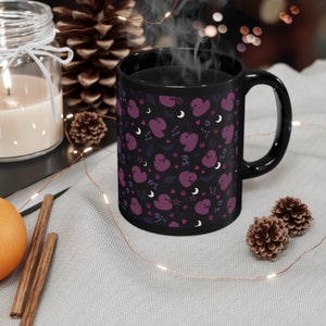 Goth gummiankor mugg | söt leksaksanka kawaii kusliga mörka spetsskallar fladdermöss rosor feminina lila | 315 g svart mugg bild 4