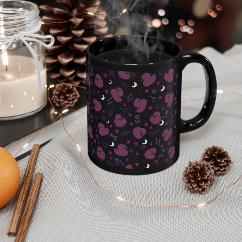 Goth gummiankor mugg | söt leksaksanka kawaii kusliga mörka spetsskallar fladdermöss rosor feminina lila | 315 g svart mugg bild 4
