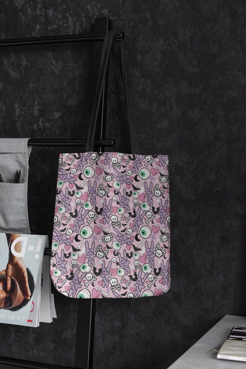 Pastel goth Tote Bag / halloween lindo dibujo animado oscuro espeluznante conejito globo ocular rockabilly / bolso lateral / estilo punk punk murciélagos calaveras imagen 5