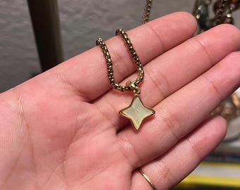 18K Gold Star Pendant Necklace – Unisex Chain with Aura Shell Accent