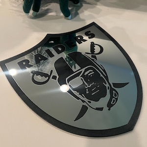 Raiders akrylspegel – Las Vegas fotbollsväggdekor – svart & silver sköldspegel – man cave, sovrum, sportfanpresent