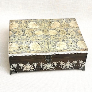 Grande scatola portagioie in legno personalizzabile in stile vintage, scatola organizer con serratura e coperchio incernierato, stampa William Morris, regalo per la festa della mamma