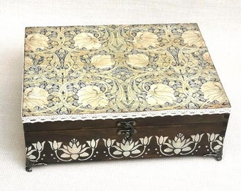 Large vintage style customizable wooden jewelry box, organizer box with lock and hinged lid, William Morris print, ideal Christmas gift