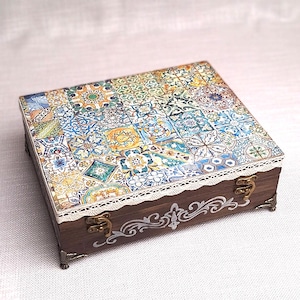 Custom wood tea box 12 divisions, blue tile pattern tea box, vintage style tea bag organizer for gift giving, hand decorated box for storage