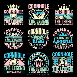 以下が含まれることがあります： 黒い背景に9つのグラフィックデザインのコレクション。各デザインには「Cornhole King」と「The Legend Has Arrived」という文字が書かれています。王冠、コーンホールボード、トランプなど、さまざまなフォント、色、画像が使用されています。