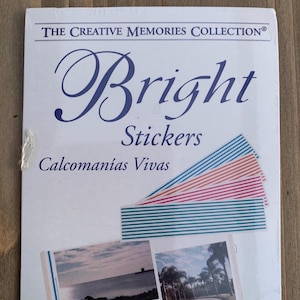 Puede incluir: Un paquete de "Bright Stickers" de The Creative Memories Collection. La portada presenta la palabra "Bright" en cursiva, con las palabras "Stickers" y "Calcomanías Vivas" debajo. Se ve una pila de pegatinas a rayas de varios colores.