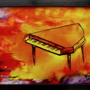 Peut inclure: Œuvre encadrée représentant un dessin de piano à queue. Le piano, avec un contour noir et des touches jaunes, se détache sur un fond abstrait vibrant de teintes orange, rouge et jaune. Une composition artistique chaleureuse.