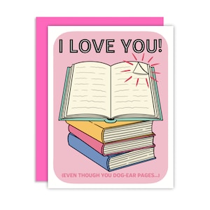 Eu te amo! (Mesmo que você dobre as páginas...) Cartão de felicitações, Cartão de melhor amiga de livros, Cartões de amor, Presente literário, Cartão de livro
