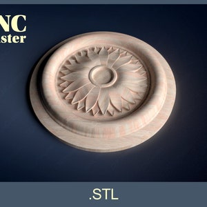 Può includere: Un elemento decorativo rotondo in legno con un design a girasole scolpito. Il design presenta un cerchio centrale con petali che si irradiano verso l'esterno. Il pezzo è di colore marrone chiaro con una tonalità leggermente rossastra.