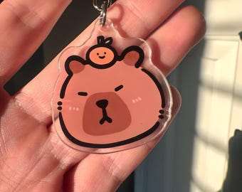 Capybara mit einer Orange auf dem Kopf - süßer Kawaii Tier Acryl Schlüsselanhänger