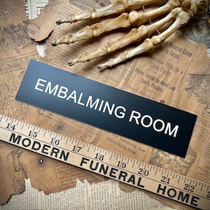 Placa de sala de embalsamamento