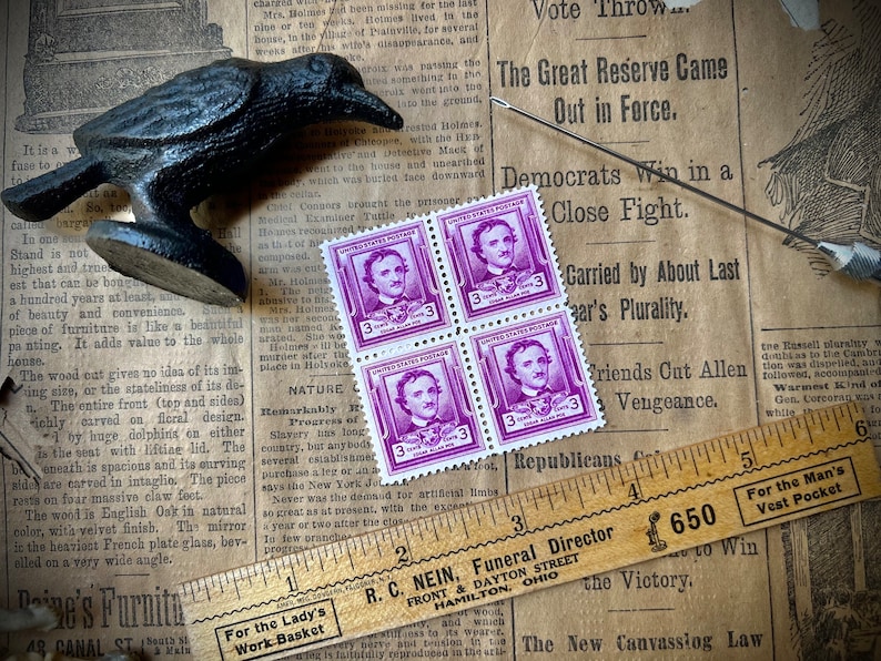 Puede incluir: Cuatro sellos postales de Estados Unidos de color morado que muestran un retrato de Edgar Allan Poe. Cada sello tiene un valor de 3 centavos. Los sellos est&aacute;n dispuestos en una cuadr&iacute;cula de 2x2 y se colocan sobre un fondo de peri&oacute;dico.