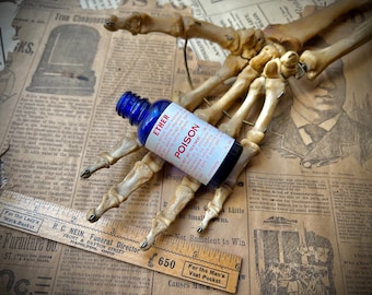 Etiqueta vintage de Ether Poison y botella de vidrio color cobalto