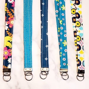 Cordones de tela de algodón floral azul para llaves o tarjeta de identificación. Ligero y cómodo.