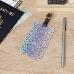 Étiquette à bagage léopard en diamant - Étiquette à bagage en acrylique personnalisée + lanière en cuir - Carte de visite amovible - Essentiels de voyage et cadeaux