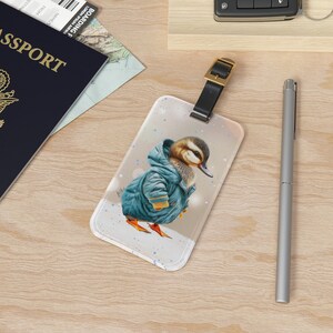Étiquette à bagage - Étiquette à bagage en acrylique personnalisée + lanière en cuir - Carte de visite amovible - Essentiel de voyage et cadeau - Joli canard en pull