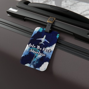 Étiquette à bagage - Étiquette à bagage acrylique personnalisée + lanière en cuir - Carte de visite amovible - Essentiel de voyage et cadeau - Wanderlust Traveler