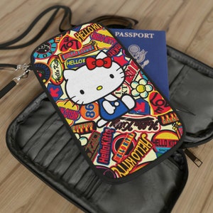 Passport Wallet - Leichte Reisemappe - Reisedokumentenhalter mit Schulter + Taillengurt - Top Travel Organizer - Hello Kitty Art