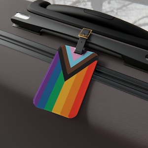 Étiquette de bagage réglable avec sangle en cuir + carte d'adresse amovible, étiquette de sac de bagage en acrylique, essentiels de voyage - drapeau de la fierté - LGBTQIA2S+