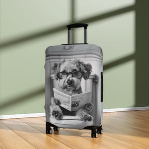 トイレにいる面白い犬 - 保護用荷物カバー - 丈夫な荷物/スーツケースカバー - 旅行用アクセサリー&ギフト - スパンデックスポリエステル生地
