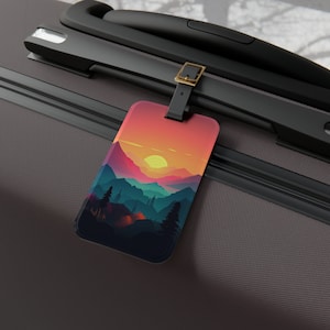Étiquette de bagage en acrylique avec bandoulière en cuir réglable et carte de visite amovible - Numéro de bagage - Essentiels de voyage + cadeaux - Couchers de soleil en montagne