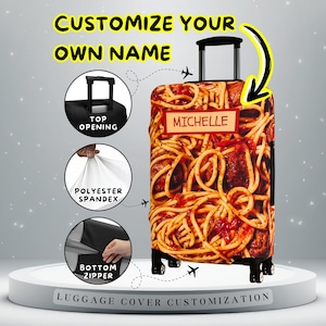Puede incluir: Una funda de maleta con un diseño de espaguetis con albóndigas, personalizada con el nombre "Michelle". La funda tiene una abertura superior y una cremallera inferior, hecha de poliéster spandex. El texto dice "Personaliza tu propio nombre" y "Personalización de la funda de equipaje."