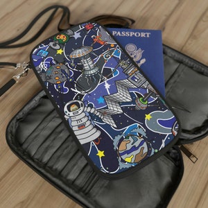 Cartera de pasaporte para niños - Cartera de viaje ligera - Portadocumentos de viaje con correa para hombro + cintura - Organizador de viaje superior - Space Oddessy