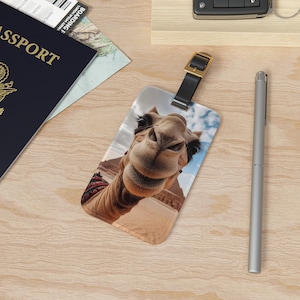 Étiquette à bagage - Étiquette à bagage en acrylique personnalisée + lanière en cuir - Carte de visite amovible - Essentiel de voyage et cadeau - Joli visage de chameau du désert