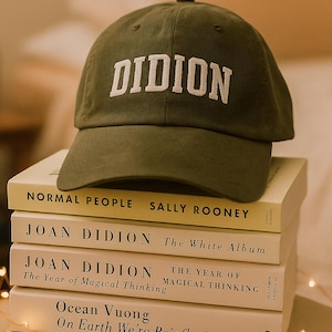 Czapka Joan Didion Literatura Vintage Haft Czapka Książkowy tata Czapka Bibliotekarz Prezent Pisarz Czytelnik Czapka Feministka Autorka Miłośniczka Książek Robak Klub Książki
