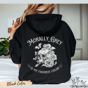 Op de afbeelding: Zwarte hoodie met een schedel- en bloemenprint en de tekst "Morally Grey is my favorite color".