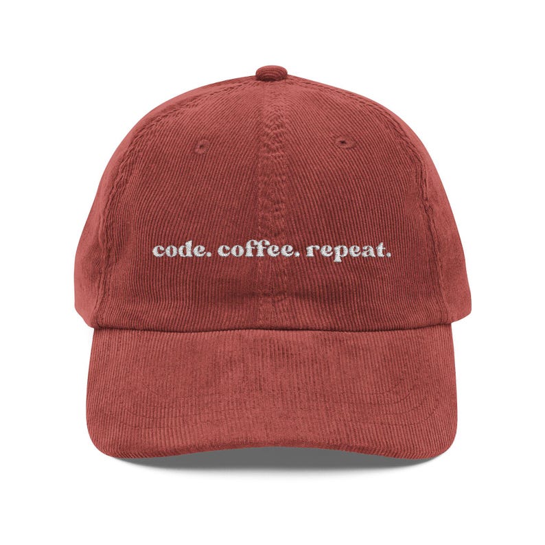 Gorra de pana bordada con texto "Code Coffee Repeat", ajustable, no estructurada, ideal para programadores y técnicos. imagen 5