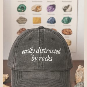 Leicht abgelenkt von Rocks Vintage Hut Lustige Geologie Liebhaber Geschenk Rockhound Trucker Cap Mineralsammler gestickte Hut Natur Rock Fan Cap